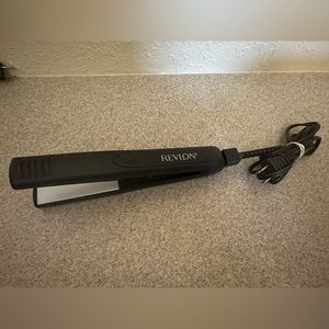 Revlon Flat Iron -2-Heat Setting-1”Ceramic Plates -Tangle free swivel cord